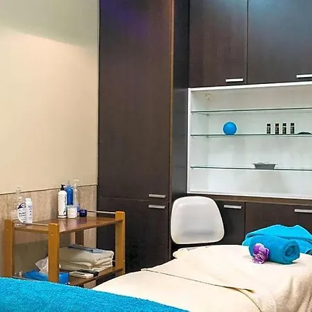 Apartment Sleeps 3 With Pool And Wifi *